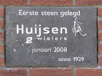 907606 Afbeelding van de in januari 2008 gelegde eerste steen in het nieuwe appartementengebouw met een fietsenwinkel ...